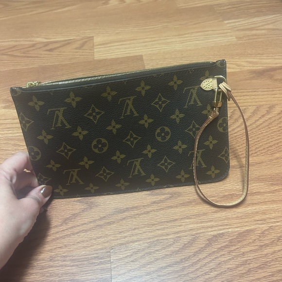 Louis Vuitton Neverfull Monogram Clutch
Large V AUTHENTICATED V Serial SD 4210 - Picture 5 of 5